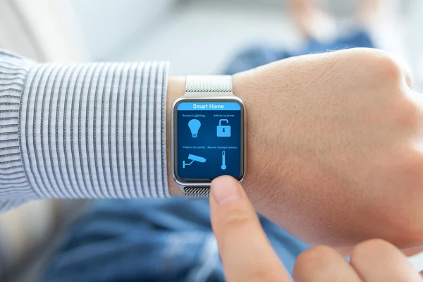 Hombre manecillas con reloj y casa inteligente en la pantalla — Foto de Stock