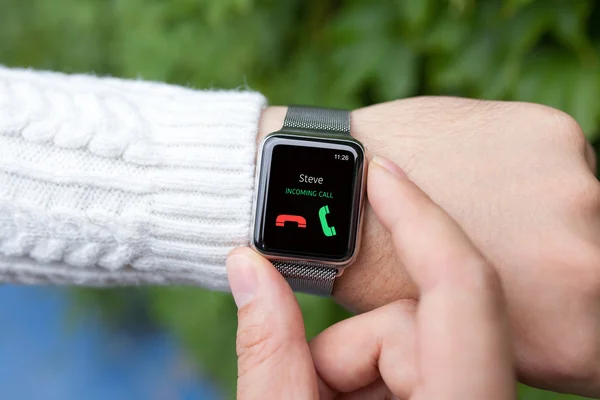 Hombre manos y reloj inteligente con llamada en la pantalla —  Fotos de Stock