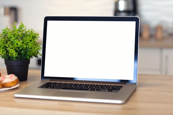 Notebook com tela isolada está na mesa na sala — Fotografia de Stock