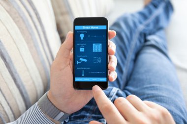 telefon ekranında akıllı ev ile tutarak adam
