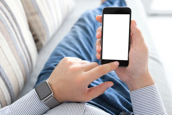 Людина з розумним годинником тримає телефон з ізольованим екраном — стокове фото