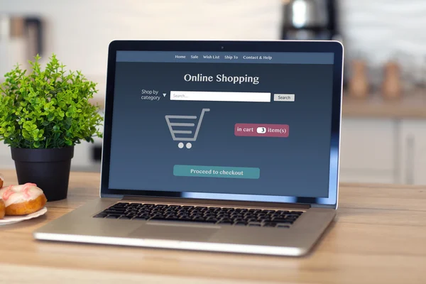 Laptop med online shopping på skærmen i rummet - Stock-foto