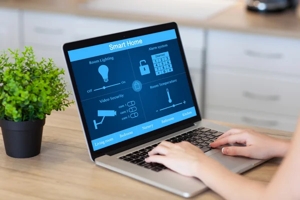 Vrouw handen in laptop met smart home op het scherm — Stockfoto