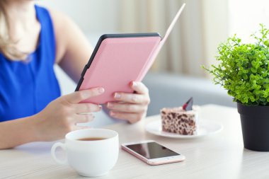 El ereader Kindle Paperwhite tutan kadın