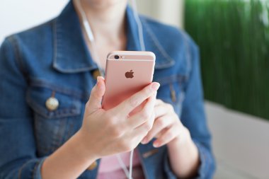Kadın el iphone6s Rose Altın tutarak kulaklıklar ile