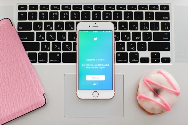 IPhone6S Rose Gold with social networking service Twitter — Stock Photo, Image