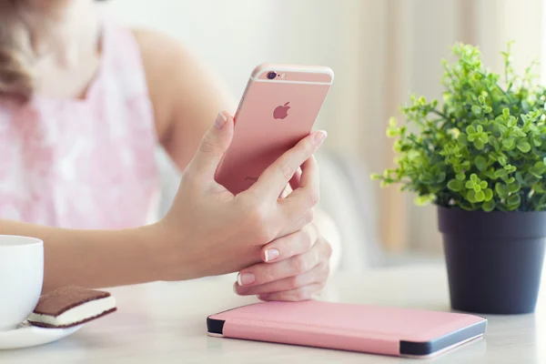 Woman holding in the hand iPhone6S Rose Gold — Stock Photo, Image