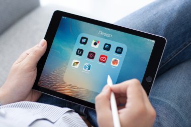 Adam Apple kalem tutan el iPad Pro ile