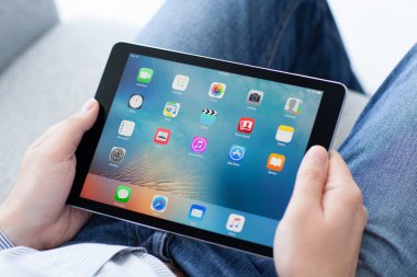 El yeni ipad Pro alanı gri tutan adam
