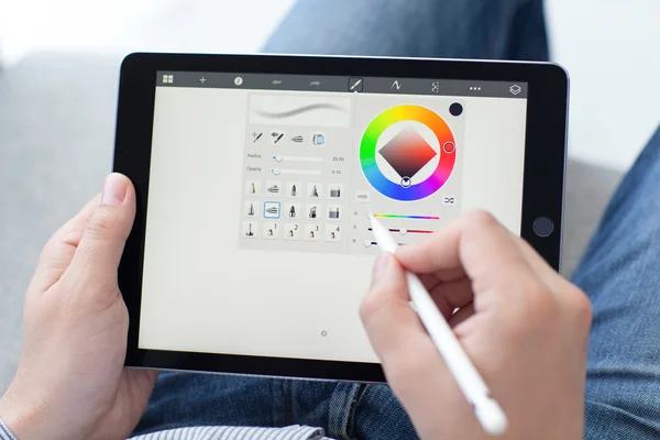 Man met Apple Pencil deelneming in de hand ipad Pro — Stockfoto