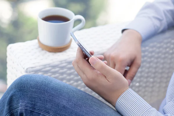 Mann hält ein neues iPhone 6 Space Grey in der Hand — Stockfoto