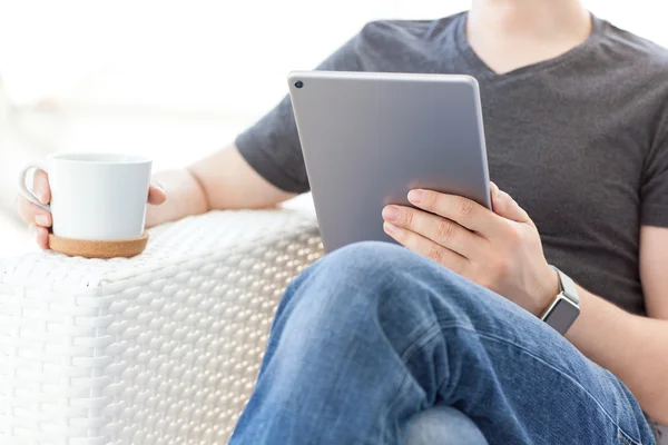 Homme dans le café d'été avec montre intelligente tenant tablette ordinateur — Photo