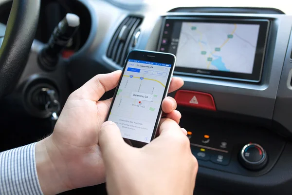 Man holding iPhone 6 with Apple Maps and Car Play — Stock Photo, Image