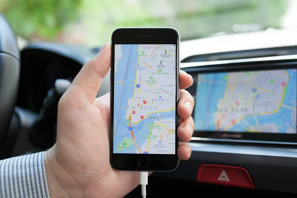 Man holding iPhone 6 with Apple Maps and Car Play — Stock Photo, Image