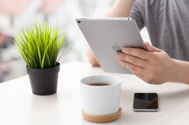 El yeni ipad Pro alanı gri tutan adam