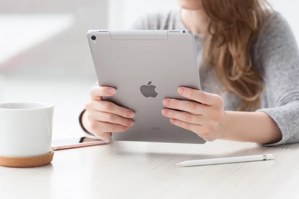 Femme tenant dans la main nouvel iPad Pro Gris Espace — Photo