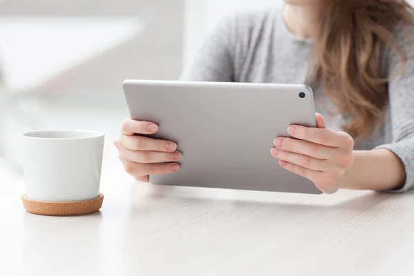 Kafede oturan kadın çay ve holding tablet bilgisayar içecekler — Stok fotoğraf