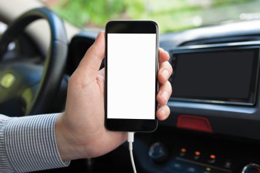 el telefon tutarak salon arabada oturan adam