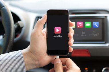 Auto Play multimedya sistemi ile telefon tutarak araba adam