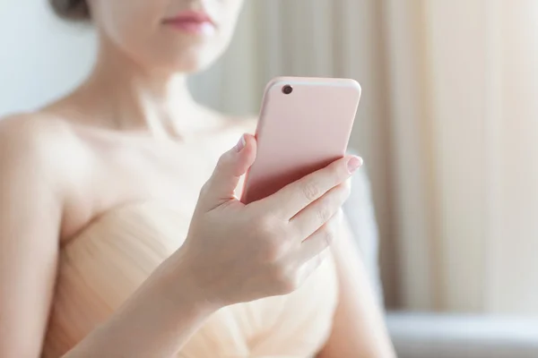 Belle femme tenant un téléphone rose — Photo