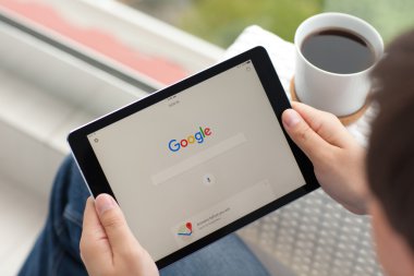 Sosyal ağ Google ile Holding ipad Pro alanı gri adam 