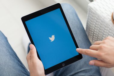 İPad Pro alanı gri sosyal ağ hizmeti Twitte tutan adam