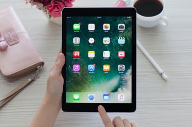 İPad Pro alanı gri duvar kağıdı IOS 10 ile tutan kadın 