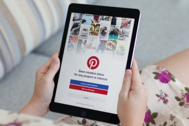 İPad ile sosyal Internet Pinterest Pro alanı gri tutan kadın
