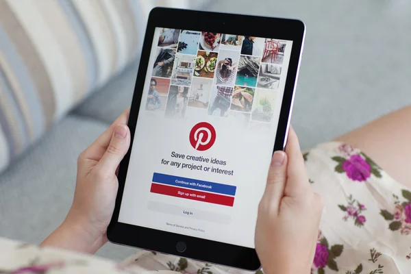 İPad ile sosyal Internet Pinterest Pro alanı gri tutan kadın — Stok fotoğraf