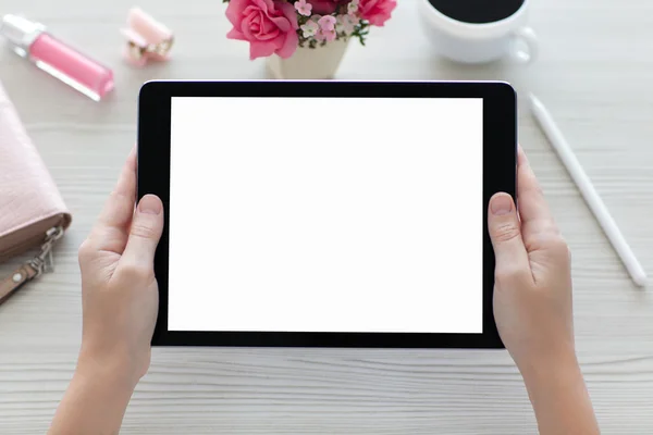 Vrouw met tablet pc met geïsoleerde scherm — Stockfoto
