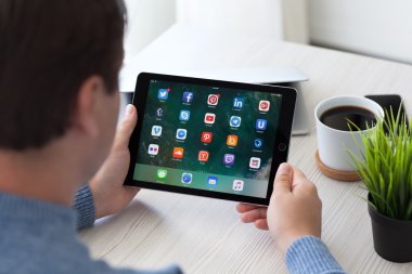 programları ünlü markaların sosyal ağ ipad Pro adam ellerini ayarla