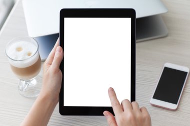 tablet bilgisayar izole ekran defter tutan kadının ellerini ve