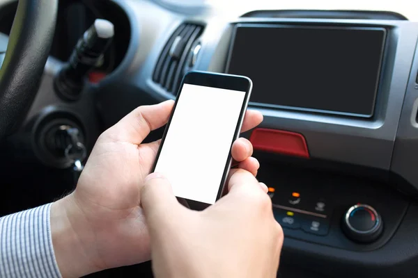 Manos masculinas dentro del coche sosteniendo el teléfono con pantalla aislada —  Fotos de Stock