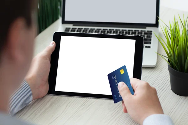Человек держит планшетный компьютер изолированный экран и примечание кредитной карты — стоковое фото