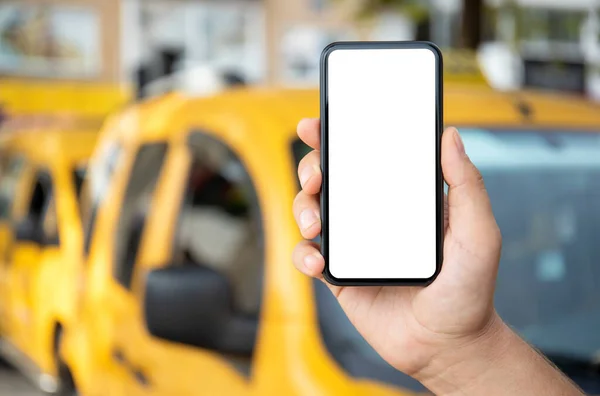 Mão Masculina Segurando Telefone Com Tela Isolada Fundo Carros Táxi — Fotografia de Stock