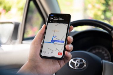 Alanya, Türkiye - 5 Ekim 2020: Apple Navigasyon Haritaları ile Apple iPhone 11 'i tutan adam. Apple iPhone 11Apple tarafından oluşturuldu ve geliştirildi