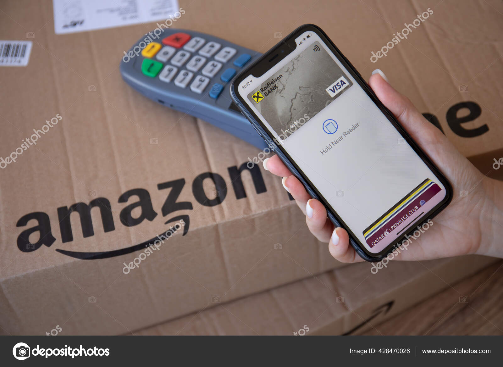 alanya türkei  22 oktober 2020 frau hält iphone11karte in der hand  visa und paypass onlineposterminal amazon parcel 428470026