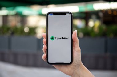 Alanya, Türkiye - 27 Ekim 2020: Kadın iPhone 11 'i sosyal ağ hizmetleri danışmanıyla birlikte ekranda tutuyor. iPhone Apple tarafından oluşturuldu ve geliştirildi..