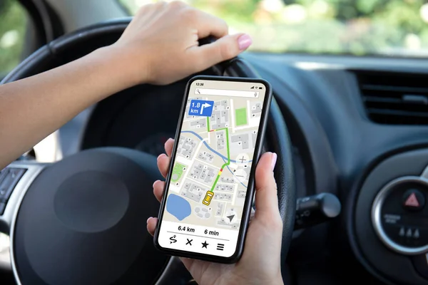 Autofahrerin Hält Handy Mit Navigator App Geröll — Stockfoto