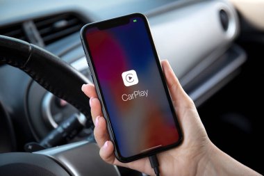Alanya, Türkiye - 23 Eylül 2020: Toyota otomobilinde Carplay ile iPhone 11 'i tutan kadın elleri. iPhone 11 Apple tarafından oluşturuldu ve geliştirildi..