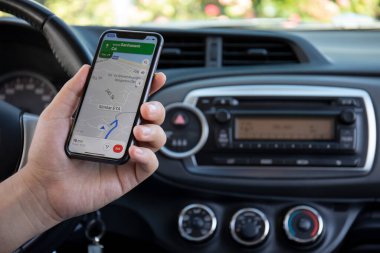 Alanya, Türkiye - 5 Ekim 2020: Apple iPhone 11 'in Google Navigasyon Haritaları ile el ele tutuşması. Apple iPhone 11Apple tarafından oluşturuldu ve geliştirildi.