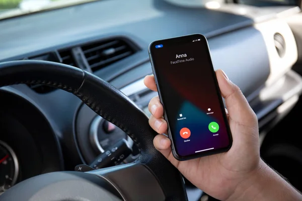 土耳其阿拉亚市 2020年10月5日 男子手持Iphone 丰田汽车的Ios 14屏幕上装有Widget电话机 — 图库照片