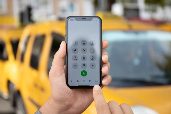 Alanya トルコ 2020年10月8日 男の手は 画面上のコールタクシーでAppleのIphone 11を保持 Apple Iphone 11はApple Inc — ストック写真