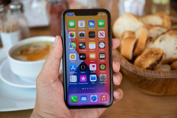 Alanya トルコ 2020年10月8日 Apple Iphone 11をホーム画面Ios 14で所有している男の手がレストランの画面に表示される — ストック写真