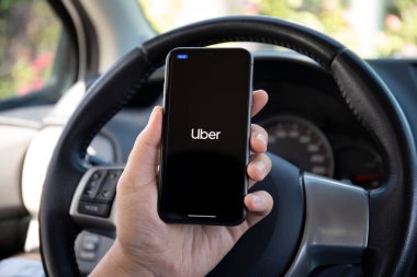 Alanya, Türkiye - 5 Ekim 2020: Perdede Apple iPhone 11 uygulamalı taksici elleri. iPhone 11 Apple tarafından oluşturuldu ve geliştirildi..