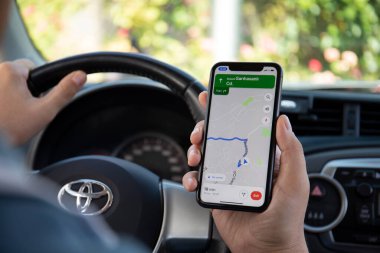 Alanya, Türkiye - 5 Ekim 2020: Apple iPhone 11 'in Google Navigasyon Haritaları ile el ele tutuşması. Apple iPhone 11Apple tarafından oluşturuldu ve geliştirildi.