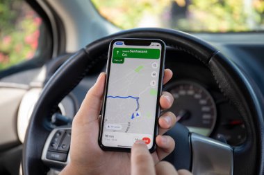 Alanya, Türkiye - 5 Ekim 2020: Apple iPhone 11 'in Google Navigasyon Haritaları ile el ele tutuşması. Apple iPhone 11Apple tarafından oluşturuldu ve geliştirildi.