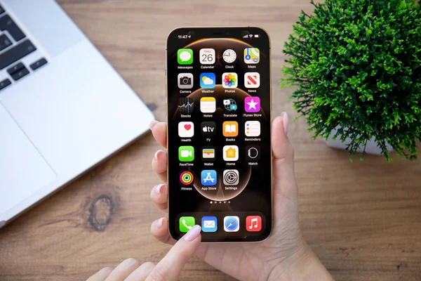 Alanya トルコ 2020年11月26日 Iphone Pro Max Goldをホーム画面Ios 14で手に持つ女性 Iphone Pro — ストック写真