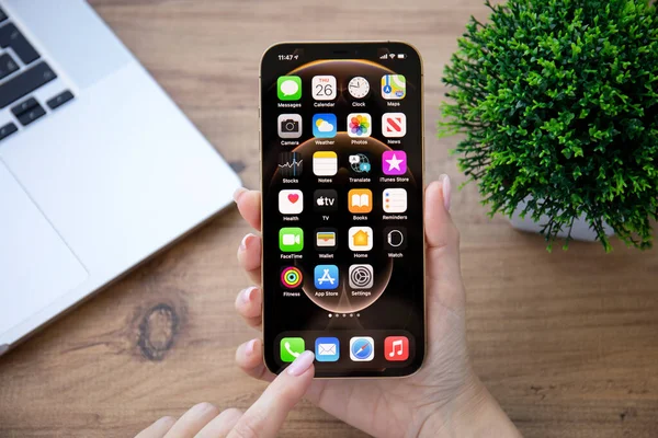 Alanya Turkije November 2020 Vrouw Die Iphone Pro Max Gold — Stockfoto