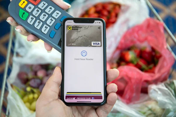 Alanya Turquia Novembro 2020 Mão Mulher Segurando Iphone Com Aplicativo — Fotografia de Stock